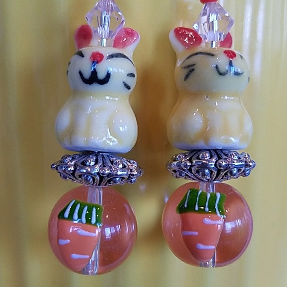 HANDCRAFTED PORCELAIN BUNNIES W/LAMPWORK CARROT EA - Picture 2 of 3
